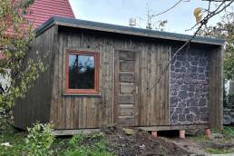 Sodo namelis - medinis su akmens dekoratyvinėmis plokštėmis.
