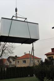 Modulinis namelis transportuojamas ir atvežamas surinktas į vietą.
