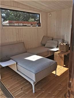 Priepirčio interjeras su pintais gulimais baldais.